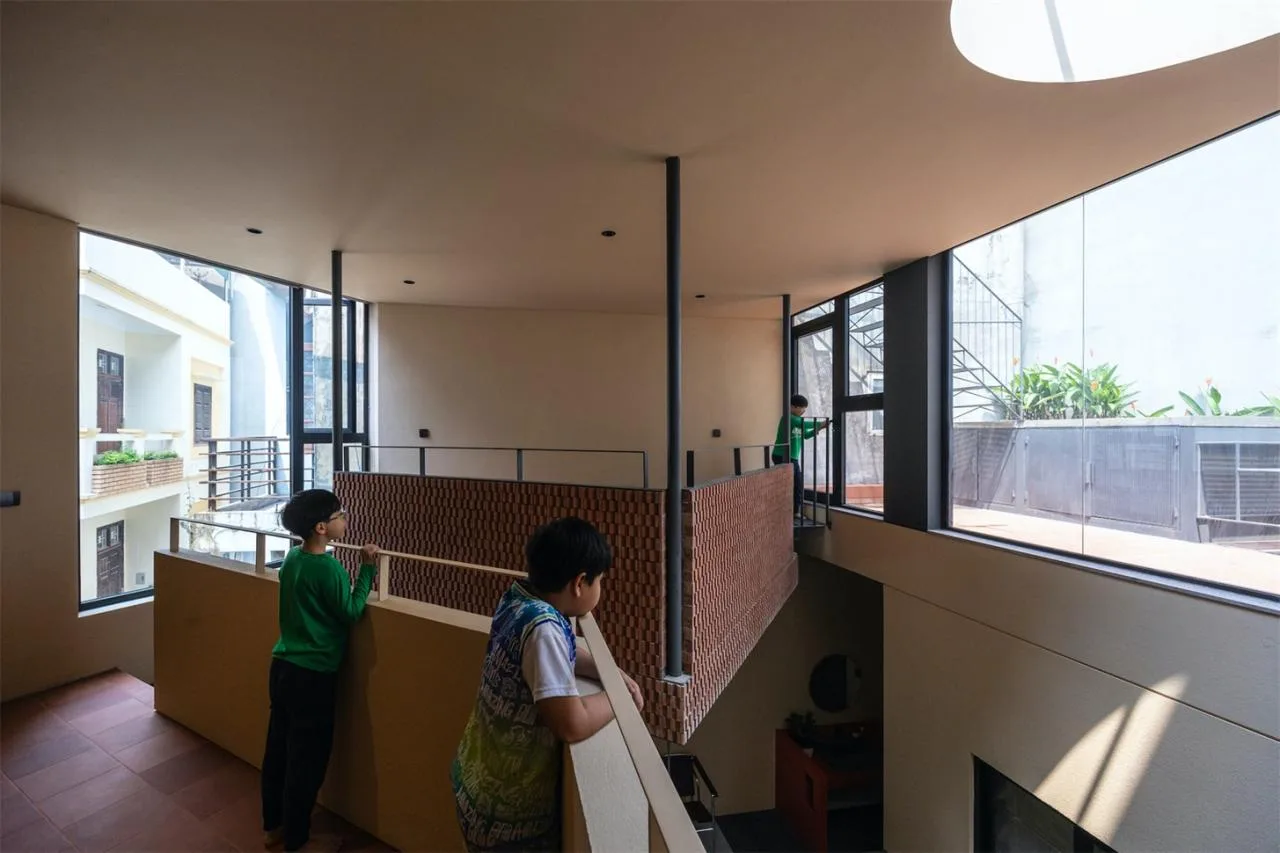 The design of a villa in a valley hidden in the cracks of urban alleys, carrying the time of family affection