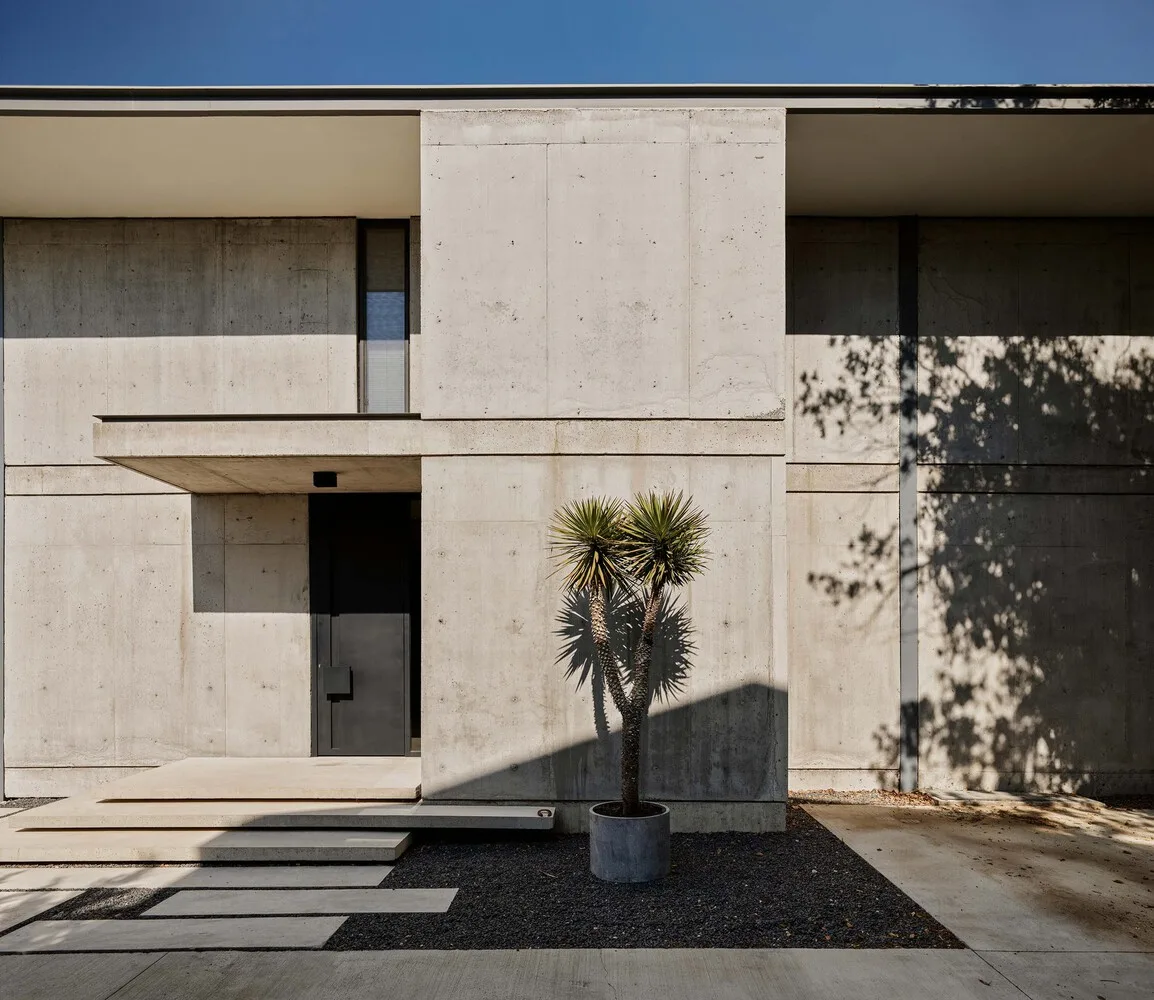 Design of a vacation villa combining concrete and glass for houses flowing through the forest