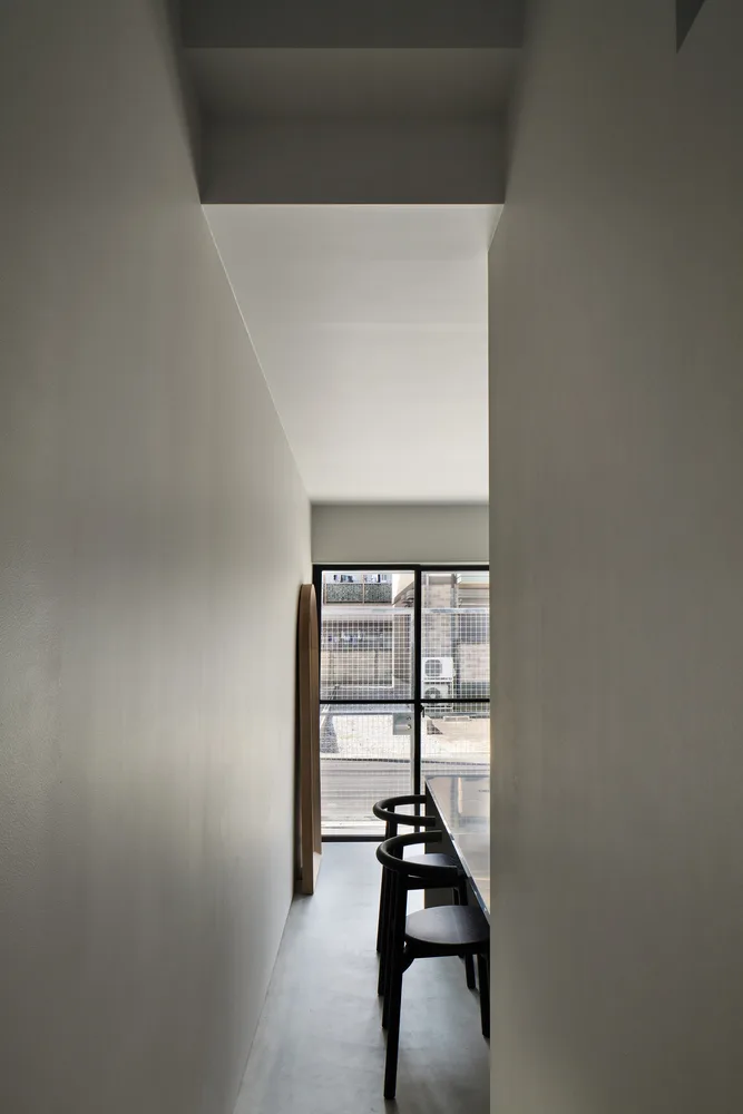Exploring the design of a secluded residence with a 2.5-meter narrow space and a magical staircase connecting different lifestyles
