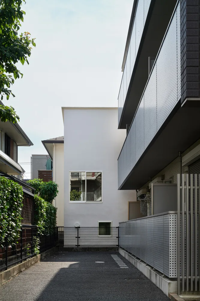 Exploring the design of a secluded residence with a 2.5-meter narrow space and a magical staircase connecting different lifestyles
