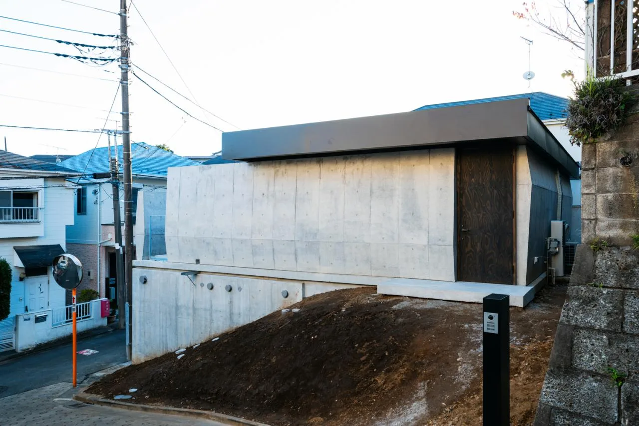 A unique and mysterious experience of interweaving concrete and wood, a residential design for peaceful living