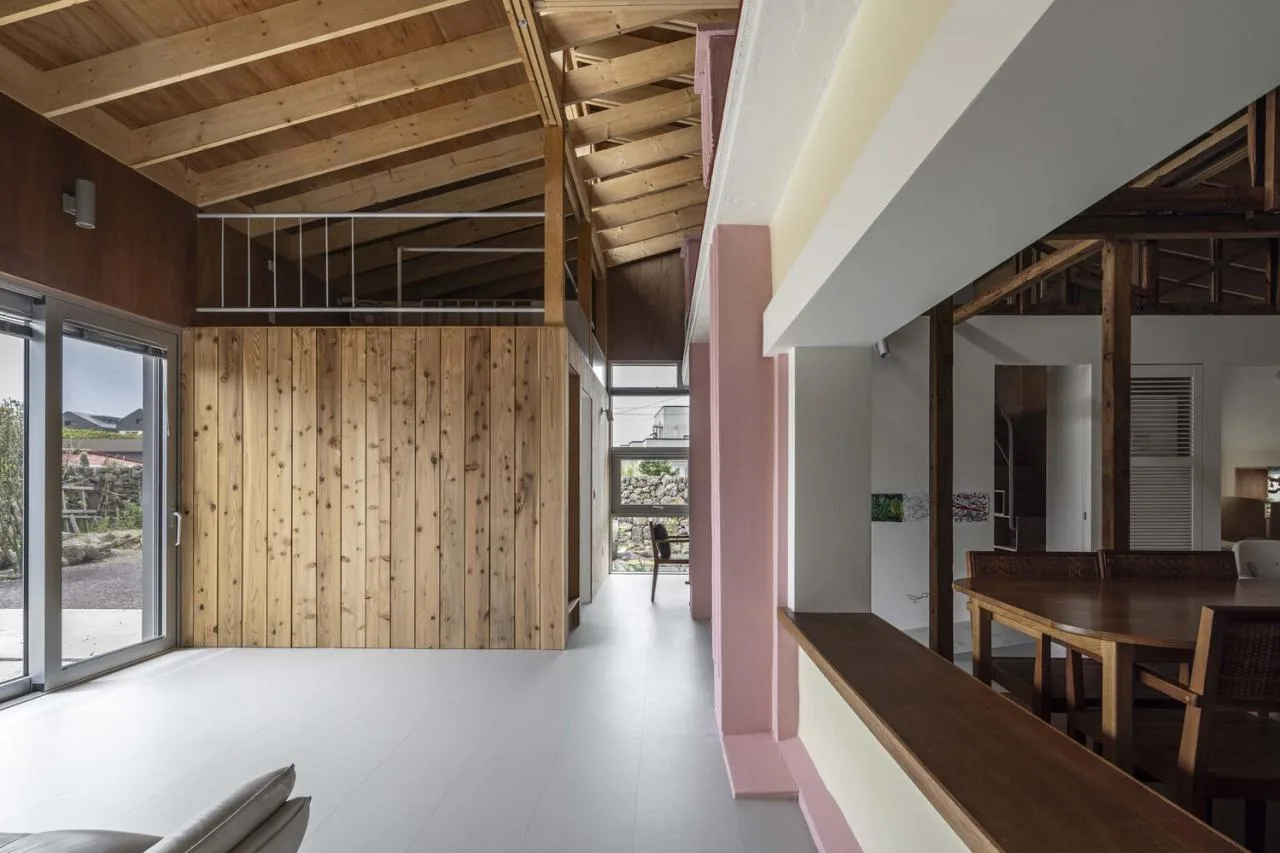 The interweaving of new and old structures in Jeju Island's old houses continues the design of traditional residential memories
