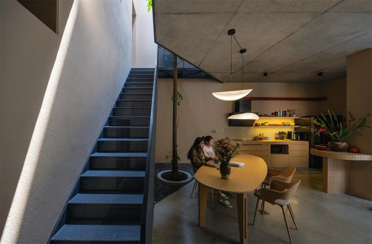 The design of a villa in a valley hidden in the cracks of urban alleys, carrying the time of family affection