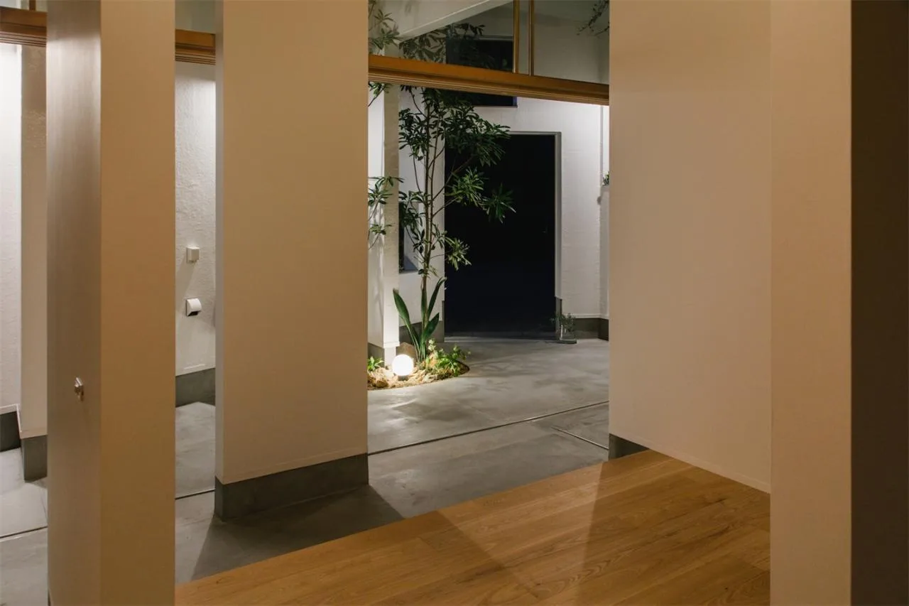 Design of Japanese style residences with irregular pentagons and different sizes of openings divided into nine grid grids