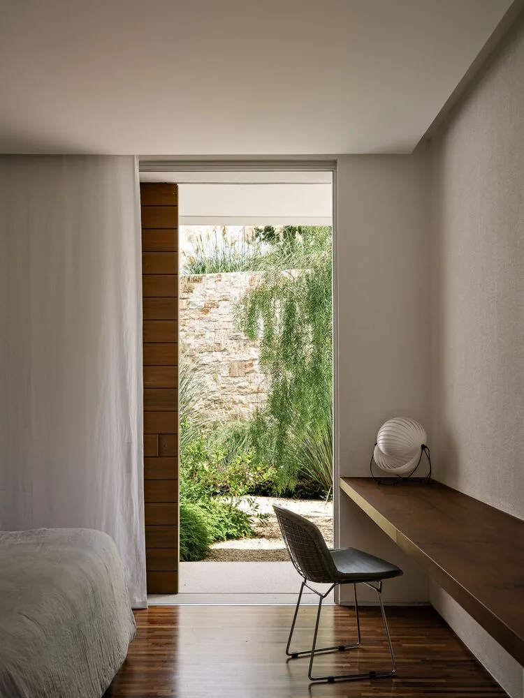 Design of a vacation home with a natural extension of the courtyard core by embedding the terrain underground