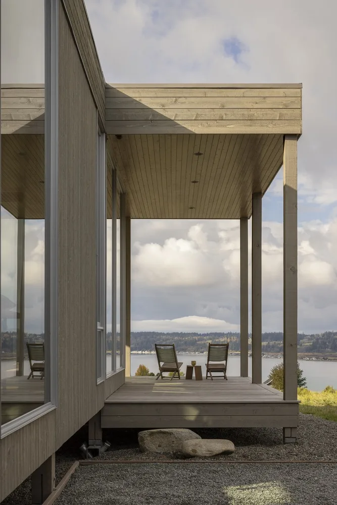 A meditation house floating on the grass, a vacation home design for Zen meditation