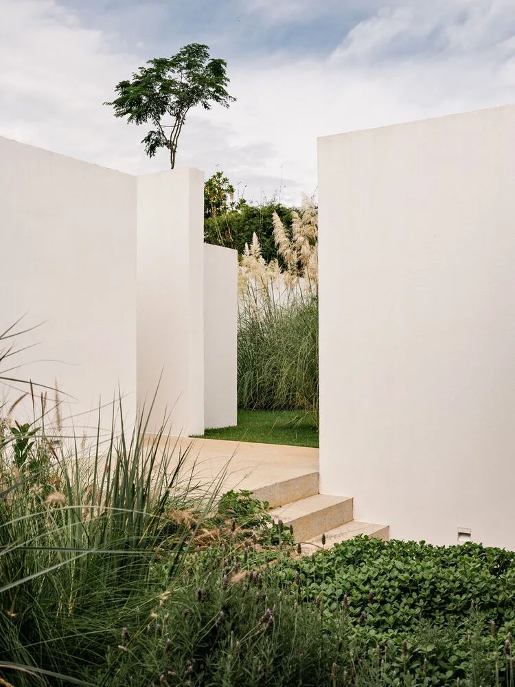 Design of a vacation home with a natural extension of the courtyard core by embedding the terrain underground