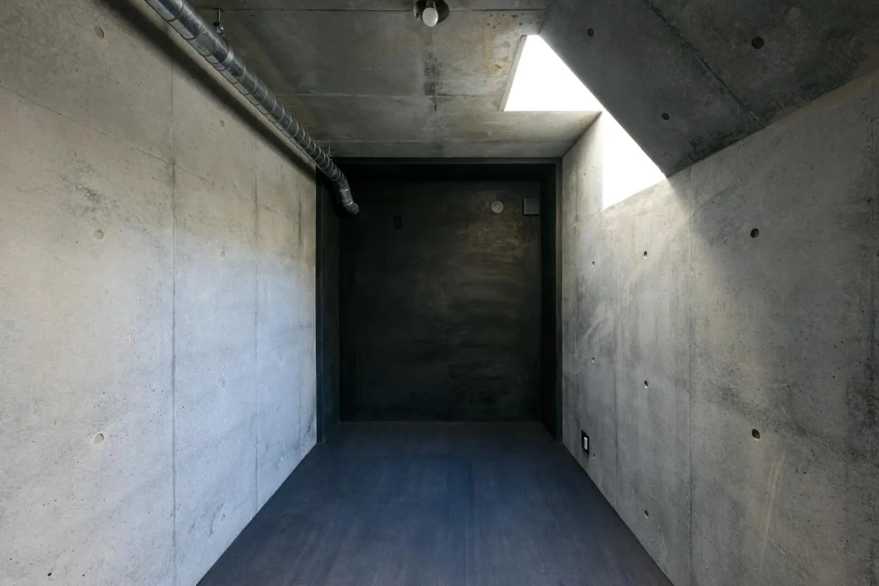 A unique and mysterious experience of interweaving concrete and wood, a residential design for peaceful living