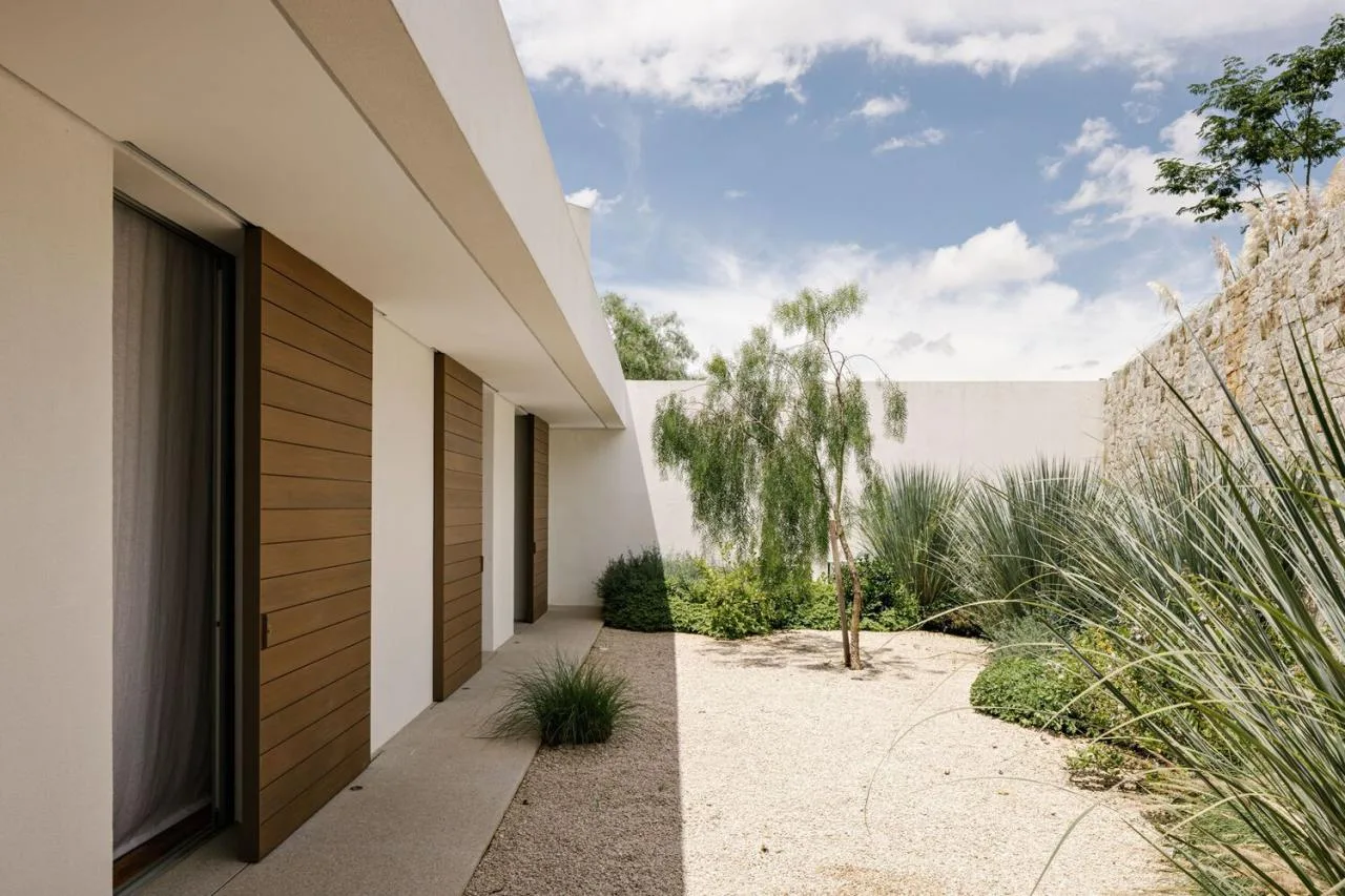 Design of a vacation home with a natural extension of the courtyard core by embedding the terrain underground