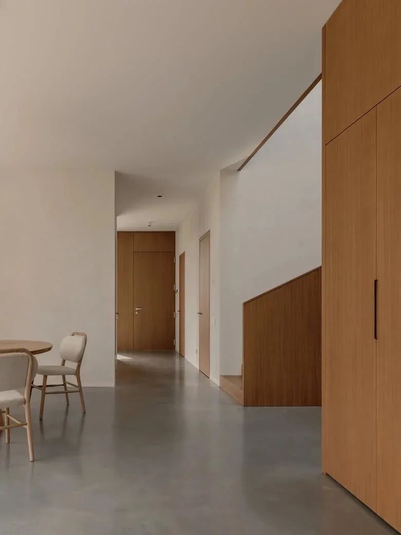 The energy-saving aesthetic details in the birch forest garden are reflected in the ingenious vacation home design