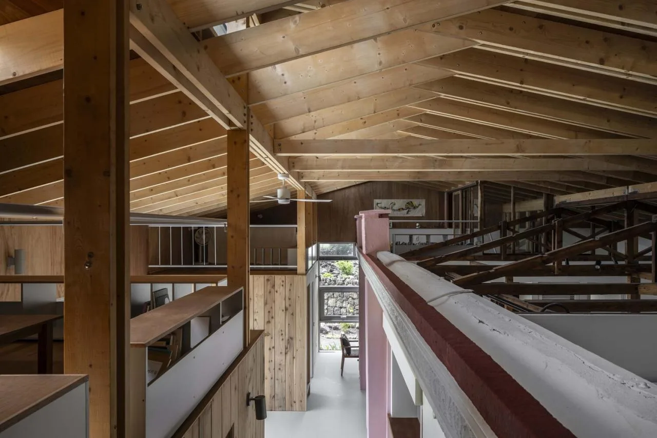 The interweaving of new and old structures in Jeju Island's old houses continues the design of traditional residential memories