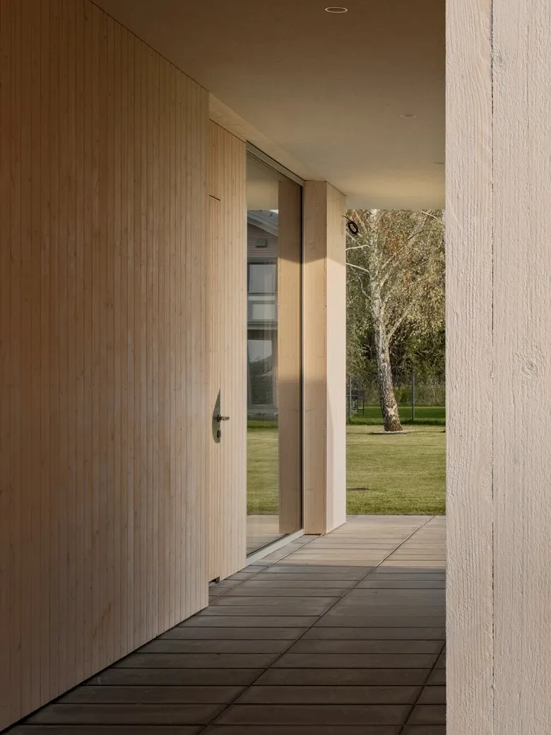 The energy-saving aesthetic details in the birch forest garden are reflected in the ingenious vacation home design