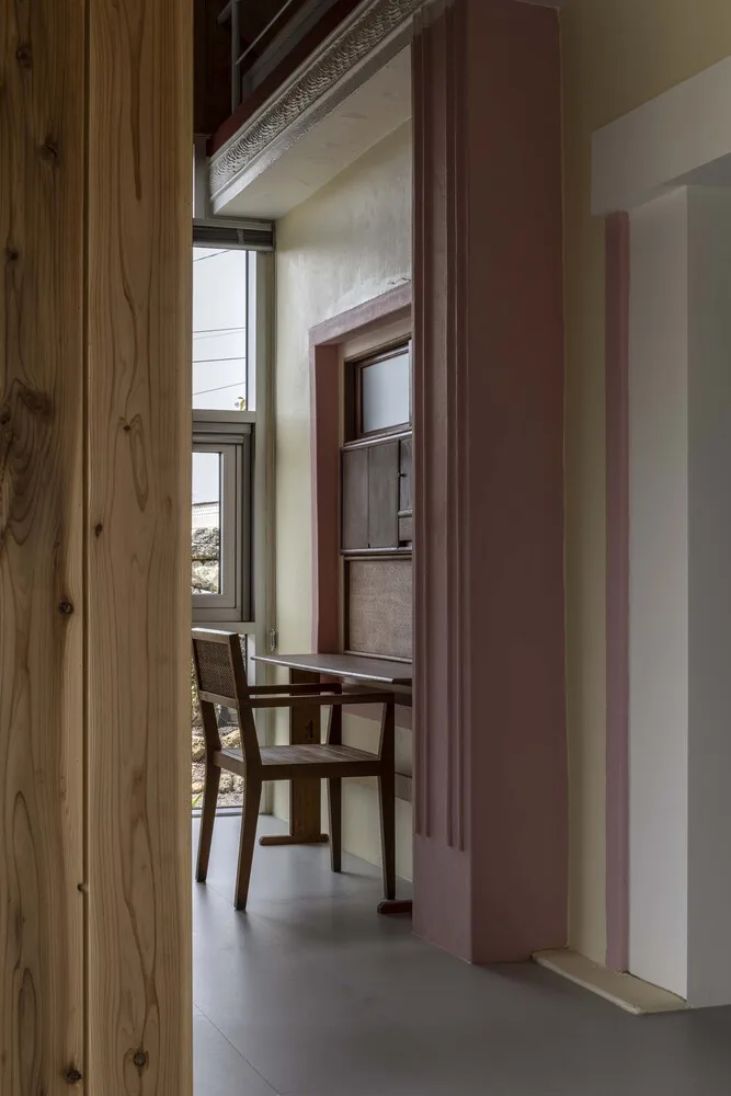 The interweaving of new and old structures in Jeju Island's old houses continues the design of traditional residential memories