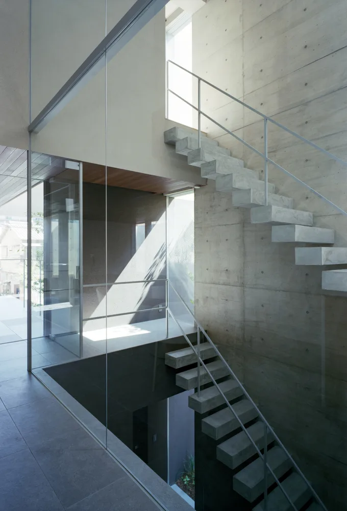 Creating a quiet, natural and private residential design in the city between narrow slits and openings