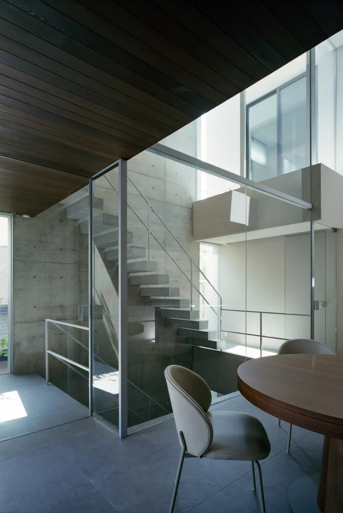 Creating a quiet, natural and private residential design in the city between narrow slits and openings