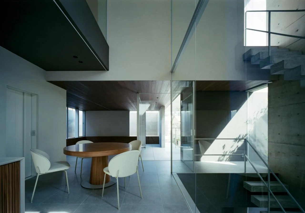 Creating a quiet, natural and private residential design in the city between narrow slits and openings