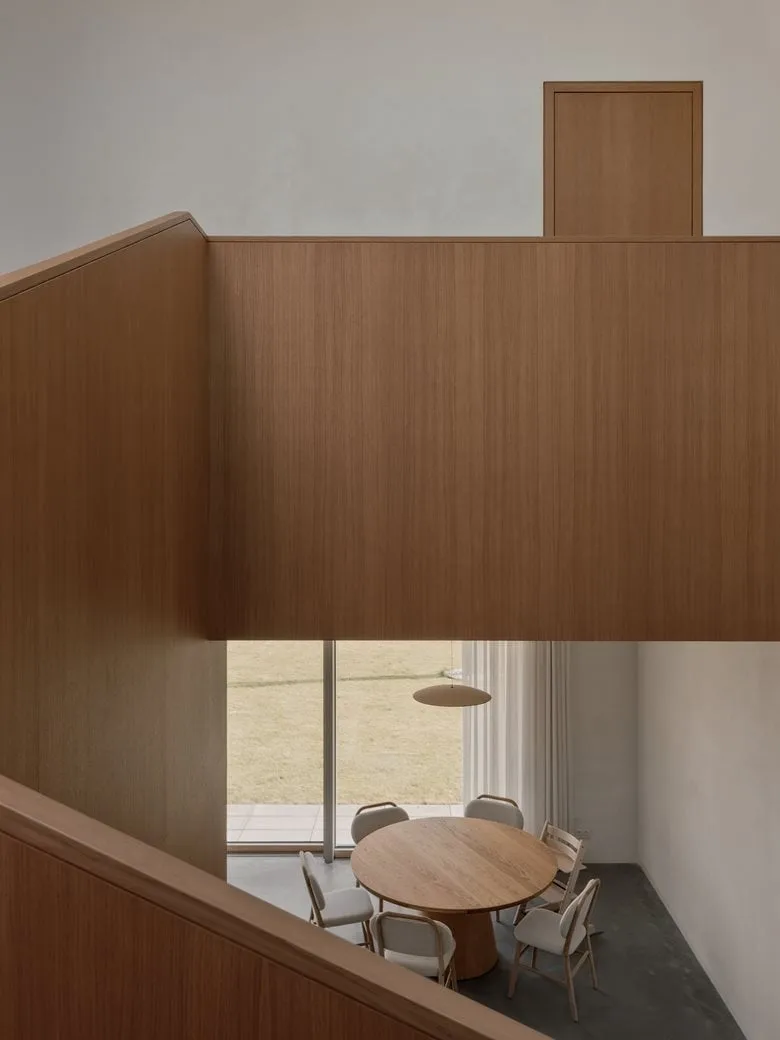 The energy-saving aesthetic details in the birch forest garden are reflected in the ingenious vacation home design