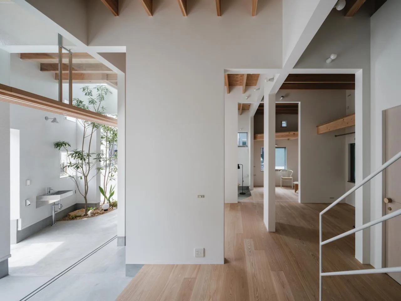 Design of Japanese style residences with irregular pentagons and different sizes of openings divided into nine grid grids