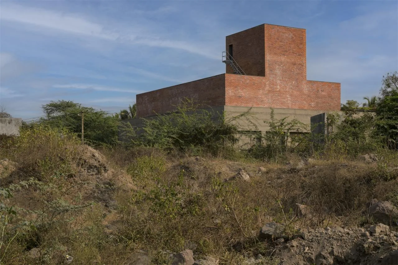 Red brick rural villa design that brings life closer to nature and blends tradition and modernity