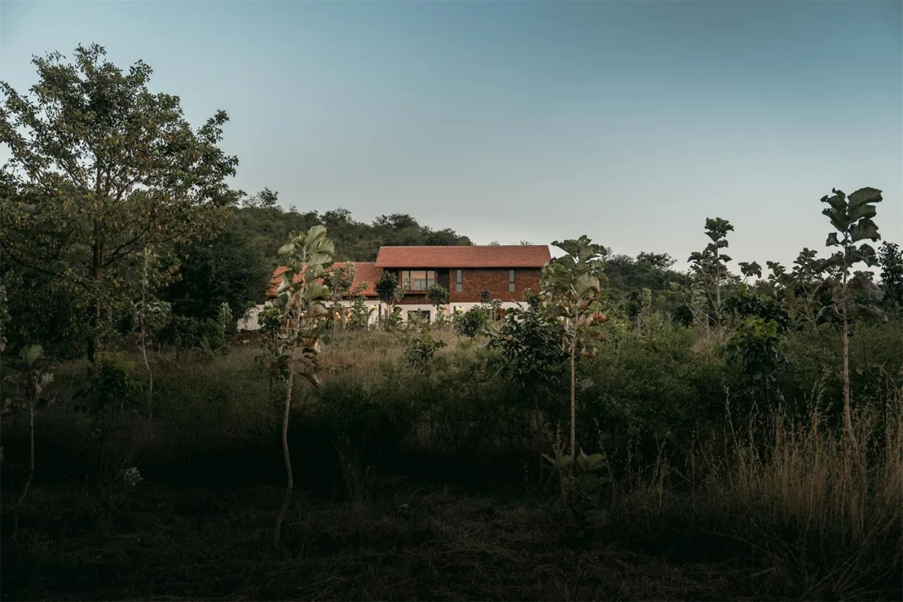 Villa design that responds to research on environmental climate materials and engages in a perfect dialogue with nature