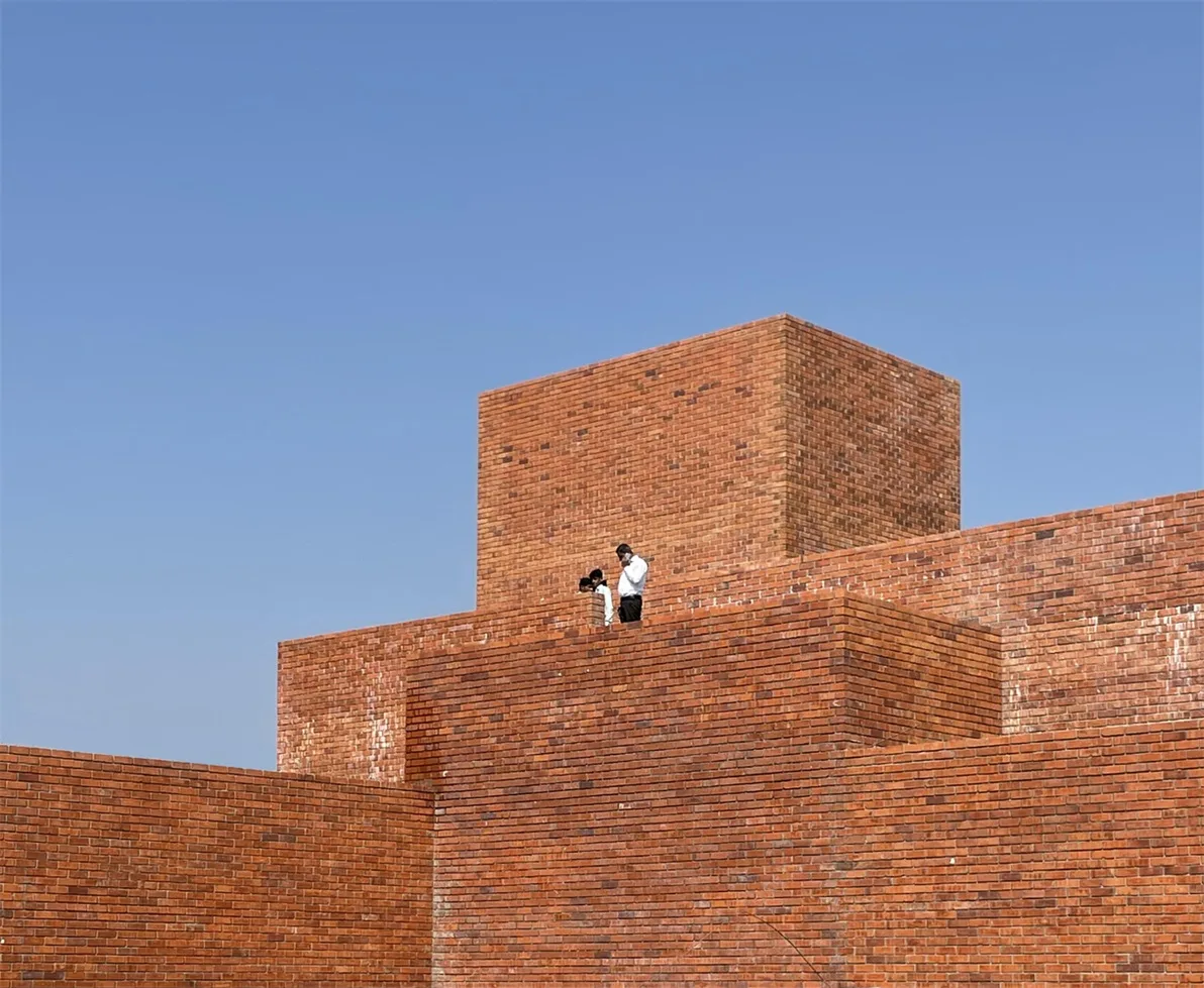 Red brick rural villa design that brings life closer to nature and blends tradition and modernity