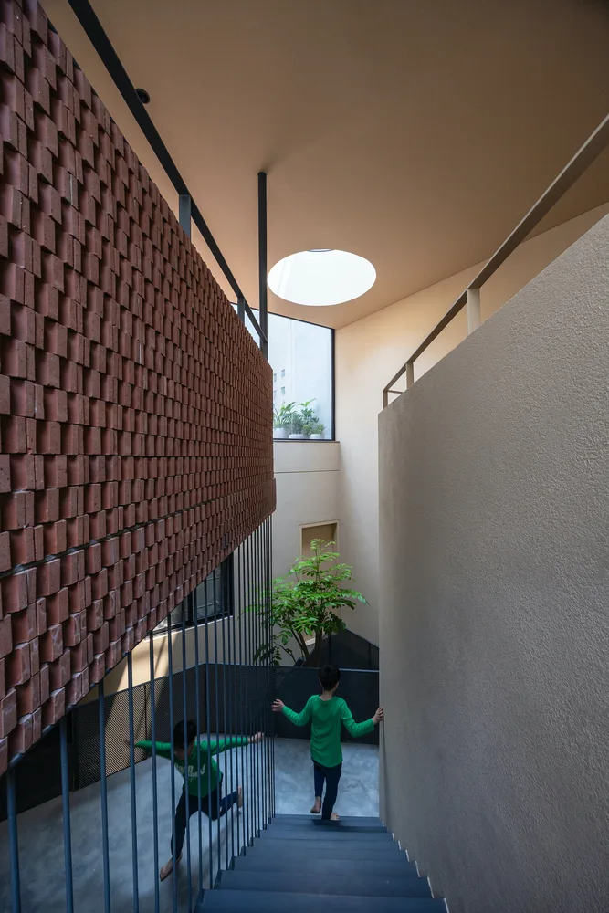 The design of a villa in a valley hidden in the cracks of urban alleys, carrying the time of family affection