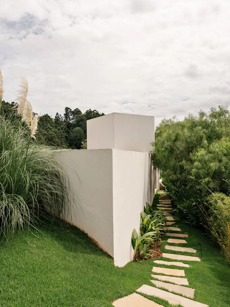 Design of a vacation home with a natural extension of the courtyard core by embedding the terrain underground