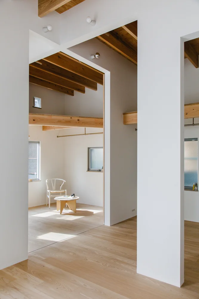 Design of Japanese style residences with irregular pentagons and different sizes of openings divided into nine grid grids