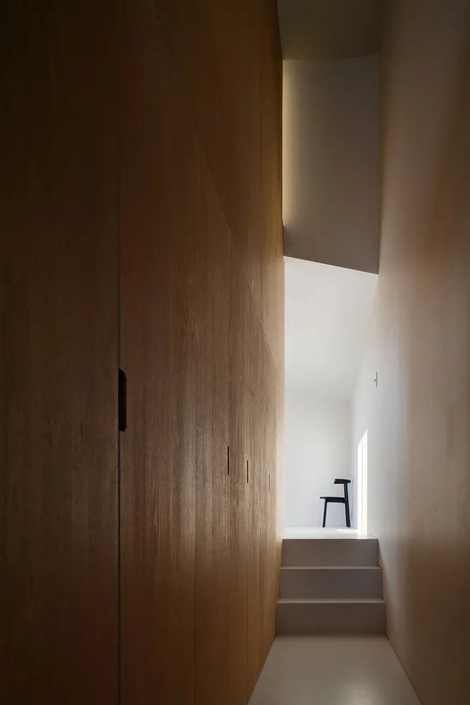 Exploring the design of a secluded residence with a 2.5-meter narrow space and a magical staircase connecting different lifestyles