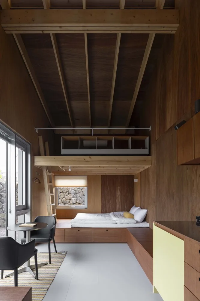 The interweaving of new and old structures in Jeju Island's old houses continues the design of traditional residential memories