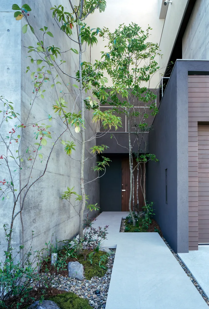Creating a quiet, natural and private residential design in the city between narrow slits and openings