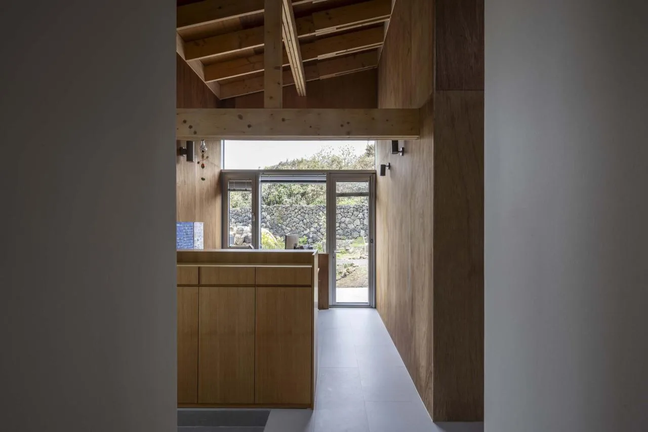 The interweaving of new and old structures in Jeju Island's old houses continues the design of traditional residential memories