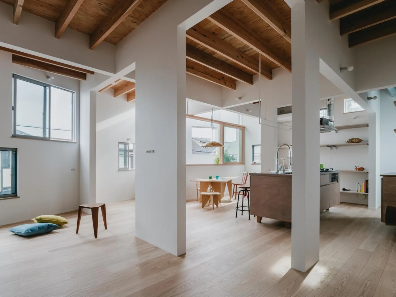 Design of Japanese style residences with irregular pentagons and different sizes of openings divided into nine grid grids