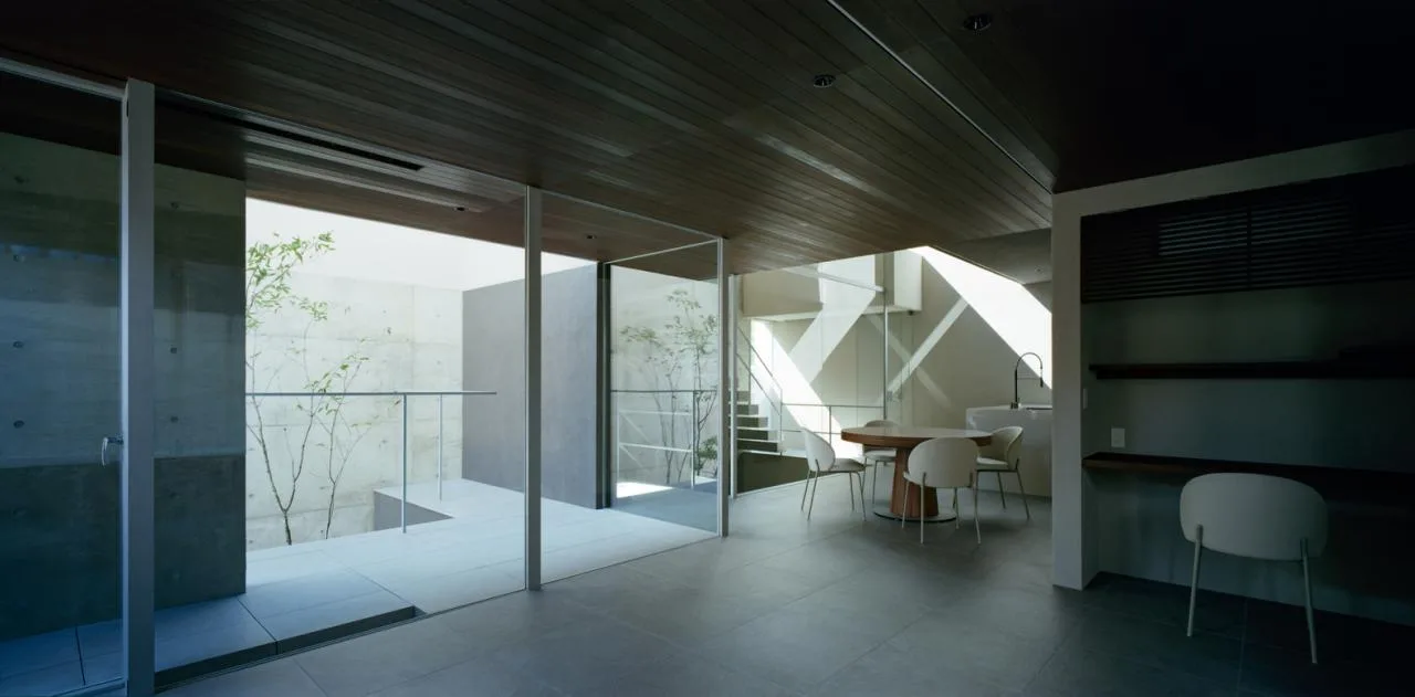 Creating a quiet, natural and private residential design in the city between narrow slits and openings