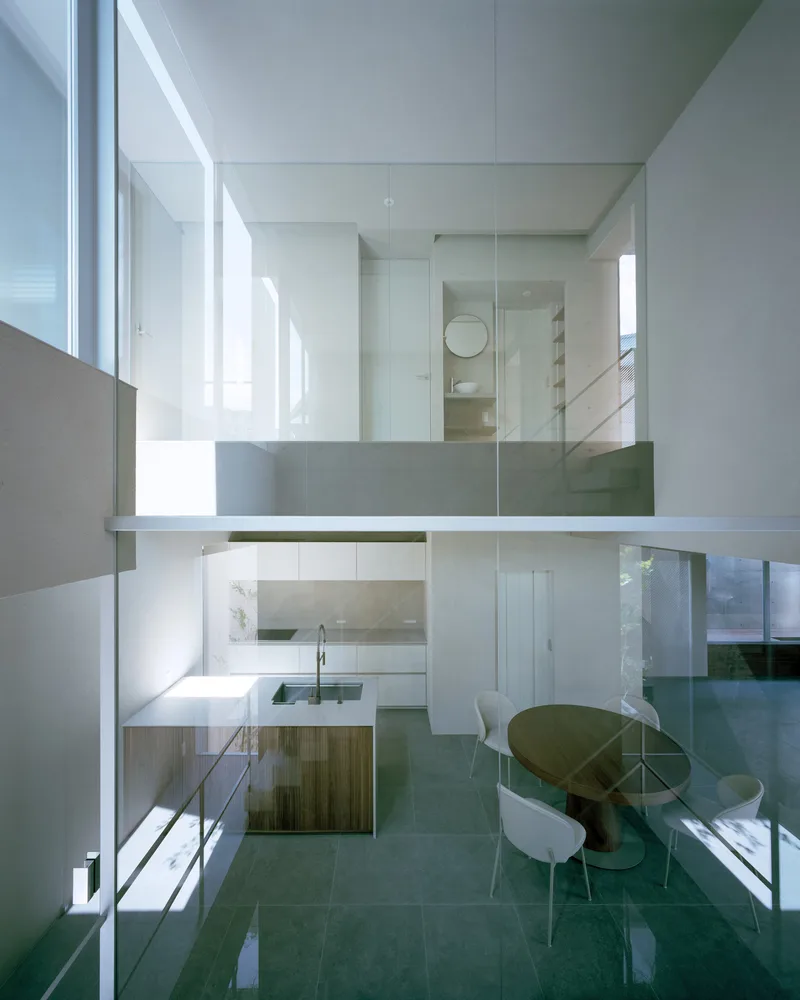 Creating a quiet, natural and private residential design in the city between narrow slits and openings