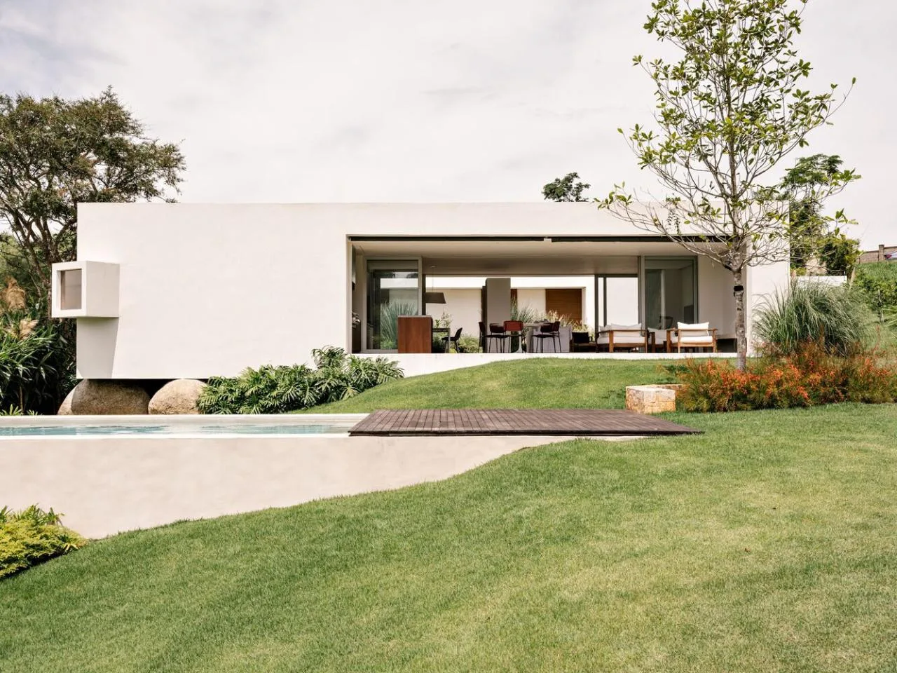 Design of a vacation home with a natural extension of the courtyard core by embedding the terrain underground