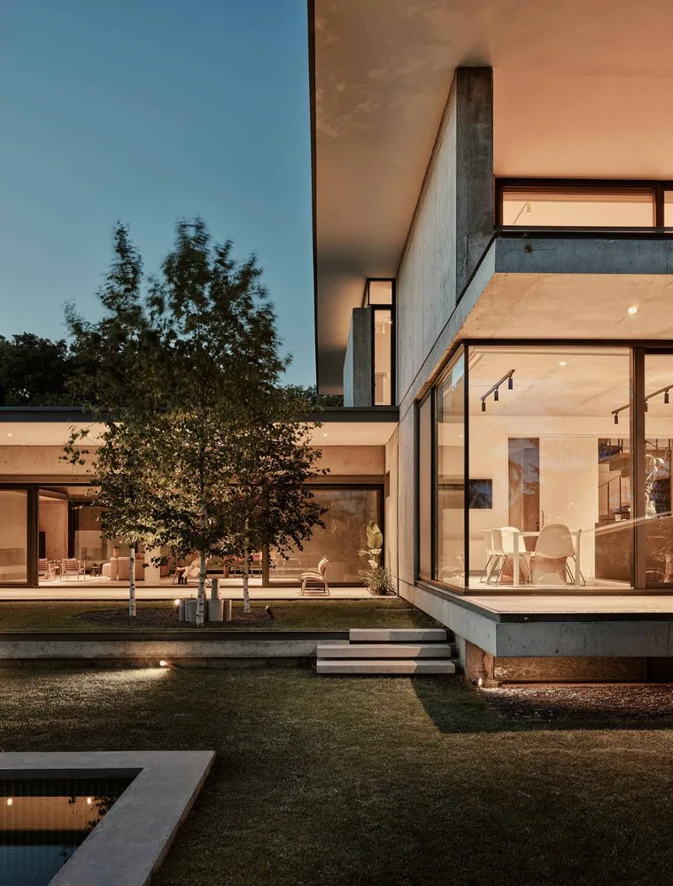 Design of a vacation villa combining concrete and glass for houses flowing through the forest
