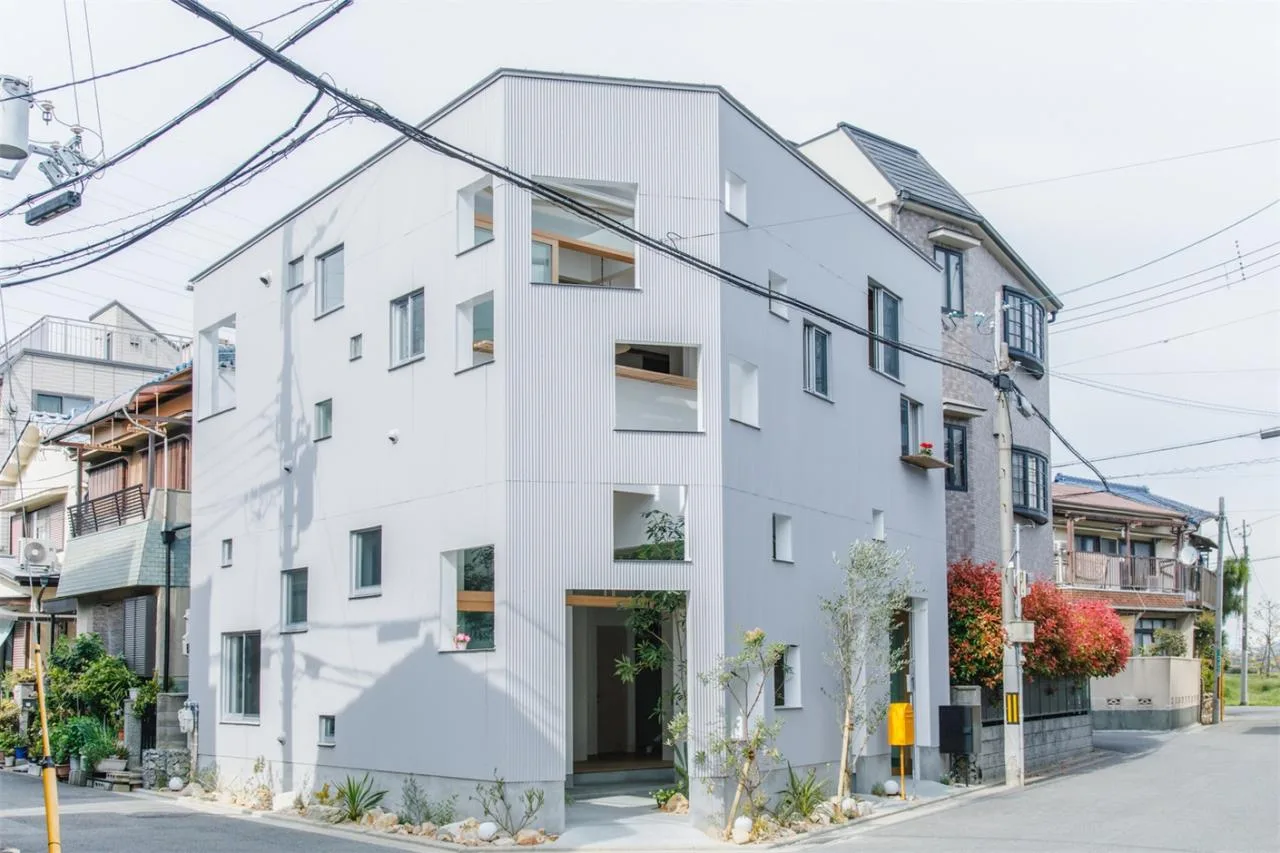 Design of Japanese style residences with irregular pentagons and different sizes of openings divided into nine grid grids