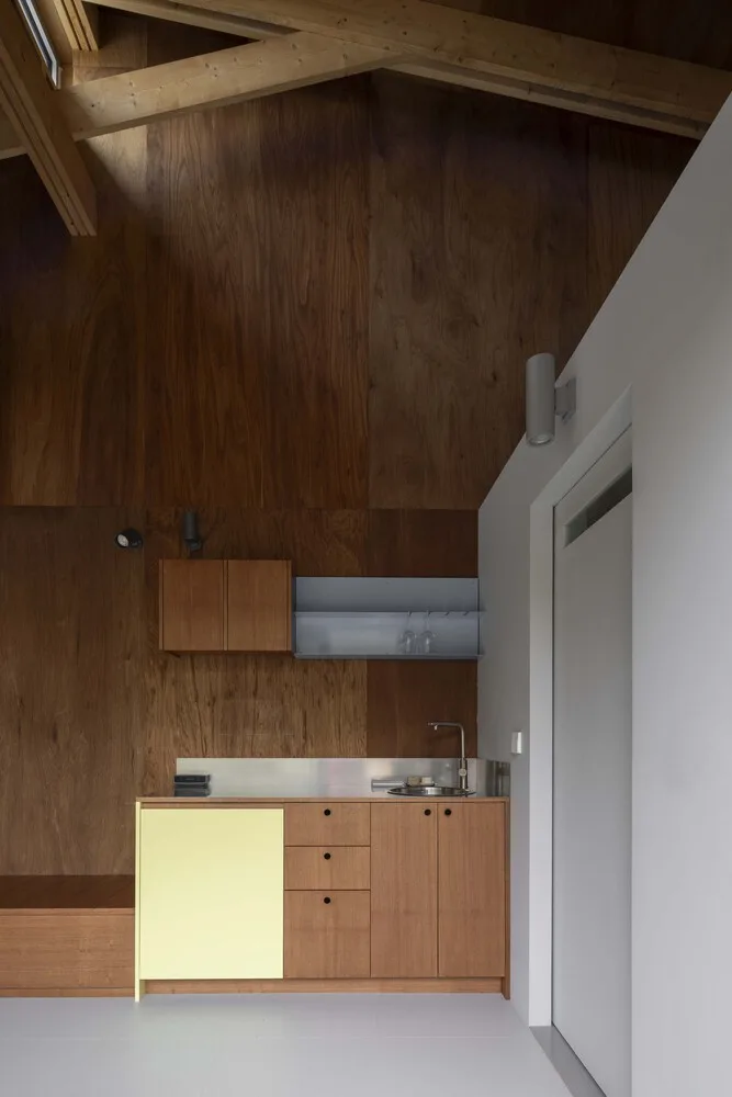 The interweaving of new and old structures in Jeju Island's old houses continues the design of traditional residential memories