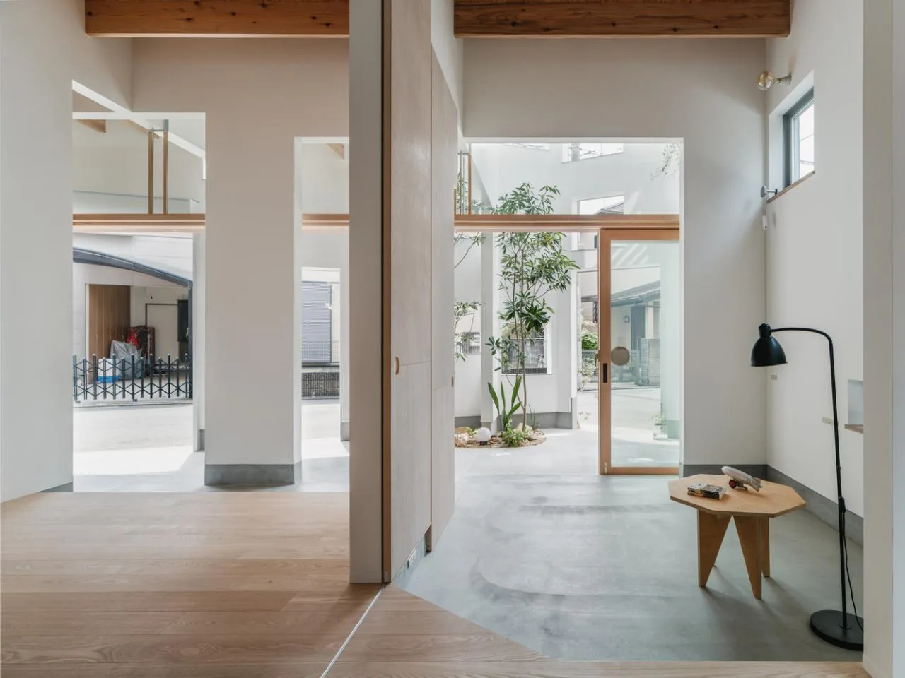Design of Japanese style residences with irregular pentagons and different sizes of openings divided into nine grid grids