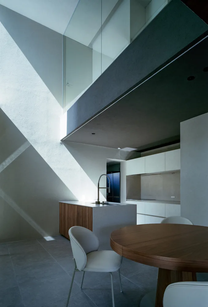 Creating a quiet, natural and private residential design in the city between narrow slits and openings