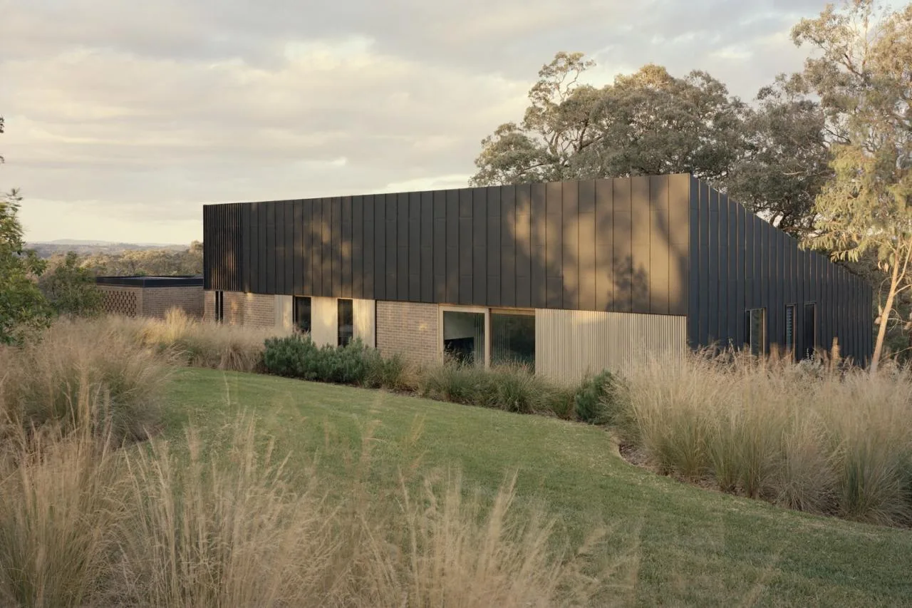The design of the light and shadow vacation house on the slope hides endless life imagination layer by layer
