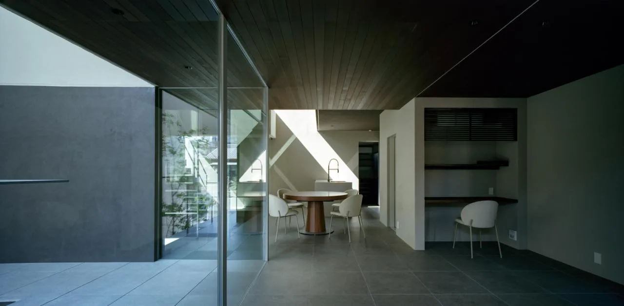 Creating a quiet, natural and private residential design in the city between narrow slits and openings