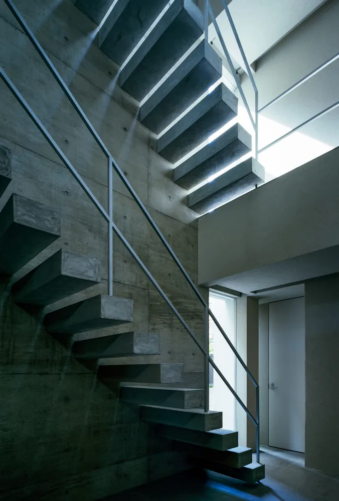 Creating a quiet, natural and private residential design in the city between narrow slits and openings