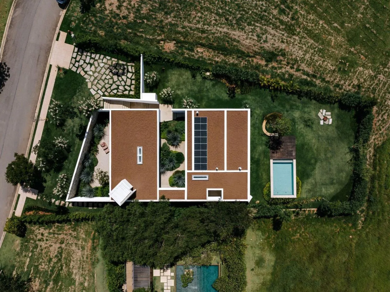 Design of a vacation home with a natural extension of the courtyard core by embedding the terrain underground