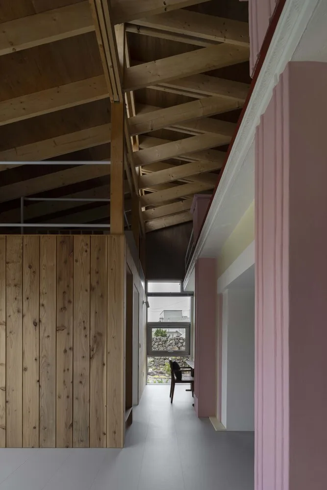 The interweaving of new and old structures in Jeju Island's old houses continues the design of traditional residential memories