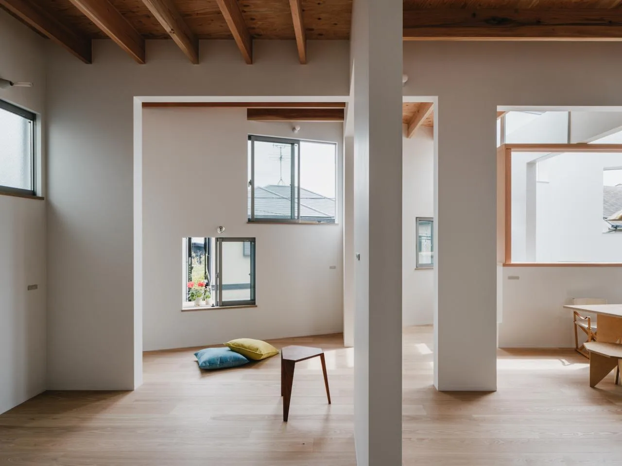 Design of Japanese style residences with irregular pentagons and different sizes of openings divided into nine grid grids