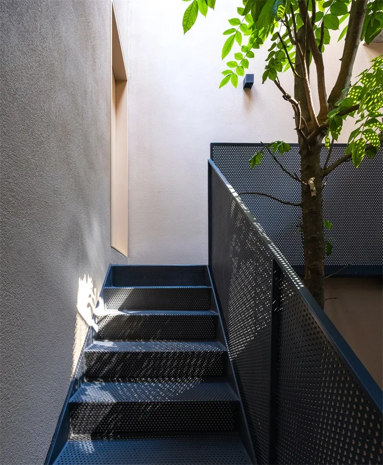 The design of a villa in a valley hidden in the cracks of urban alleys, carrying the time of family affection