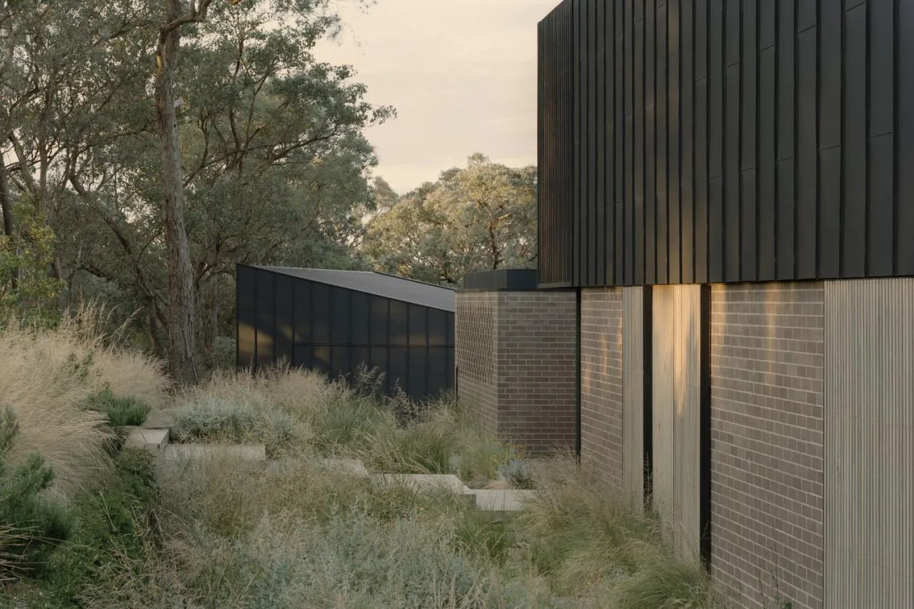 The design of the light and shadow vacation house on the slope hides endless life imagination layer by layer