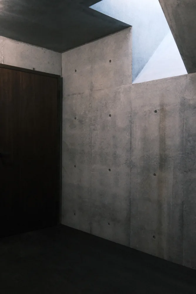 A unique and mysterious experience of interweaving concrete and wood, a residential design for peaceful living